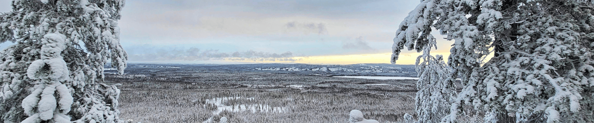 Vaaran laelta kuvattu talvinen maisema.
