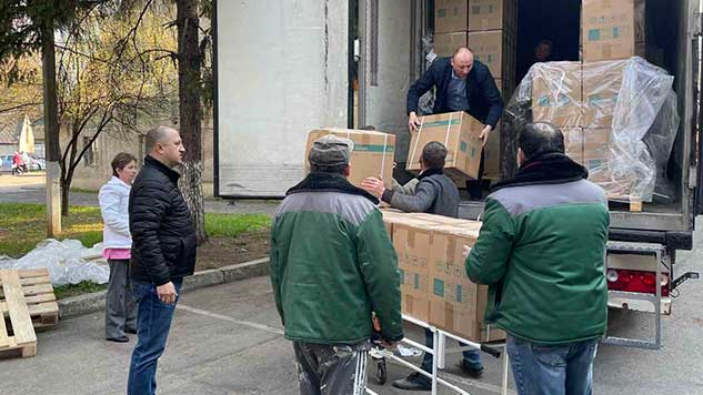 Ukrainians unload a truck.