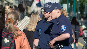 Kaksi poliisia partioi kesäisessä tapahtumassa