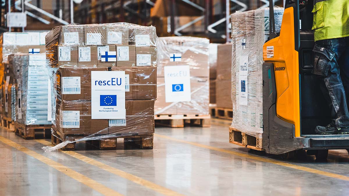 Hjälpmaterial på lastpallar. En lastpall på en truck.