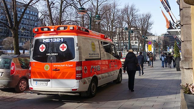 Ambulans på gatan.