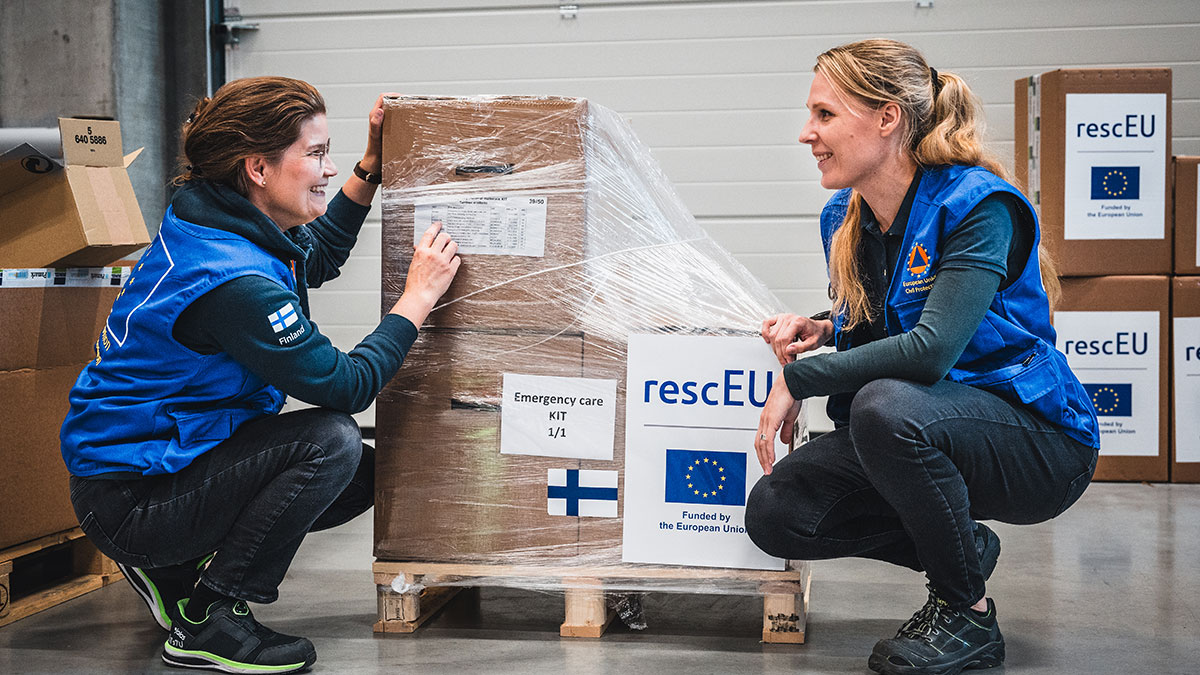 In the photo RescEU Medical LiveX -exercise participants are opening an emergency aid kit in a warehouse.