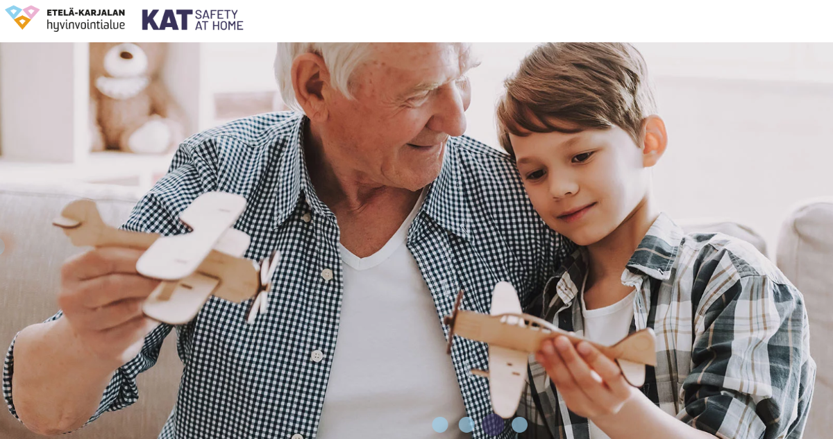 Lapsi ja vanhus katselevat yhdessä puista lelulentokonetta.