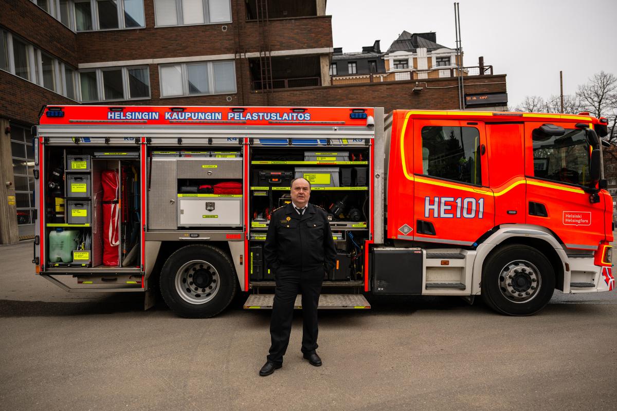 Kuvassa Mårten Hellbom