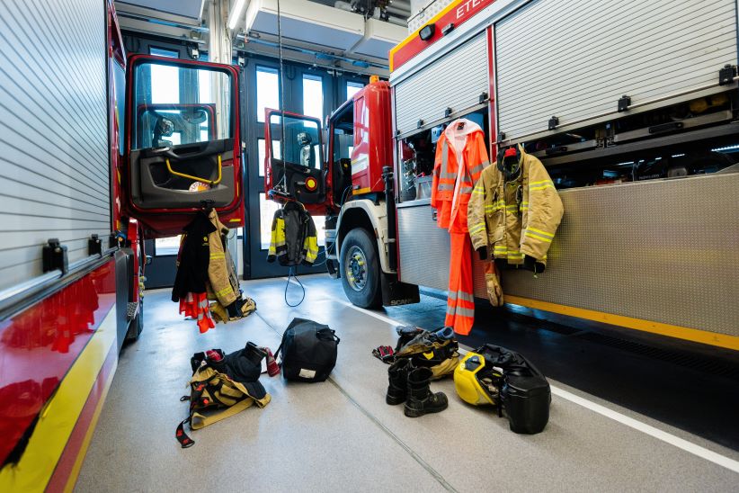 Joutsenon paloaseman kallustohallinta, jossa on paloautoja ovet auki.