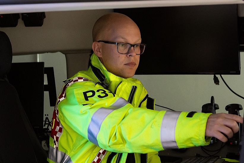 Päivystävä päällikkö istuu johtoautossa.