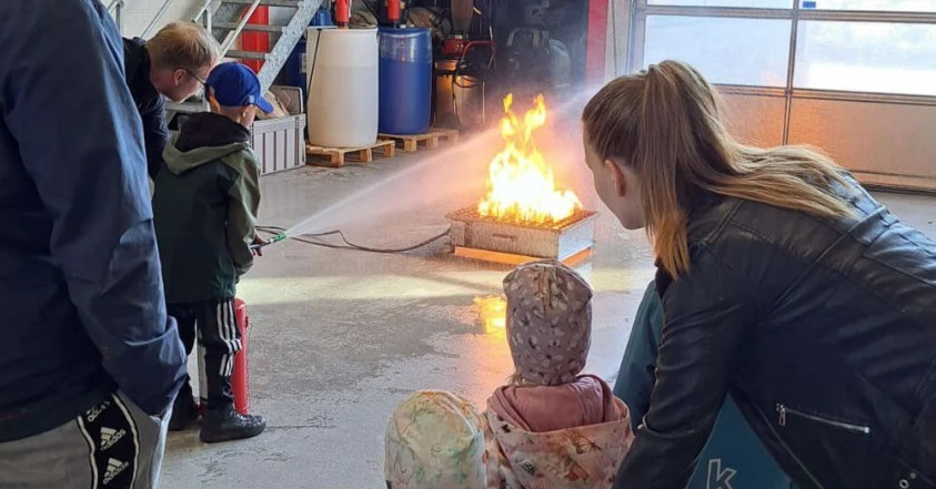Kusassa henkilö suorittaa alkusammutusta.