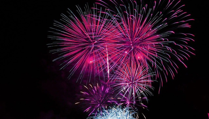 Ilotulitteita tummalla taivaalla.