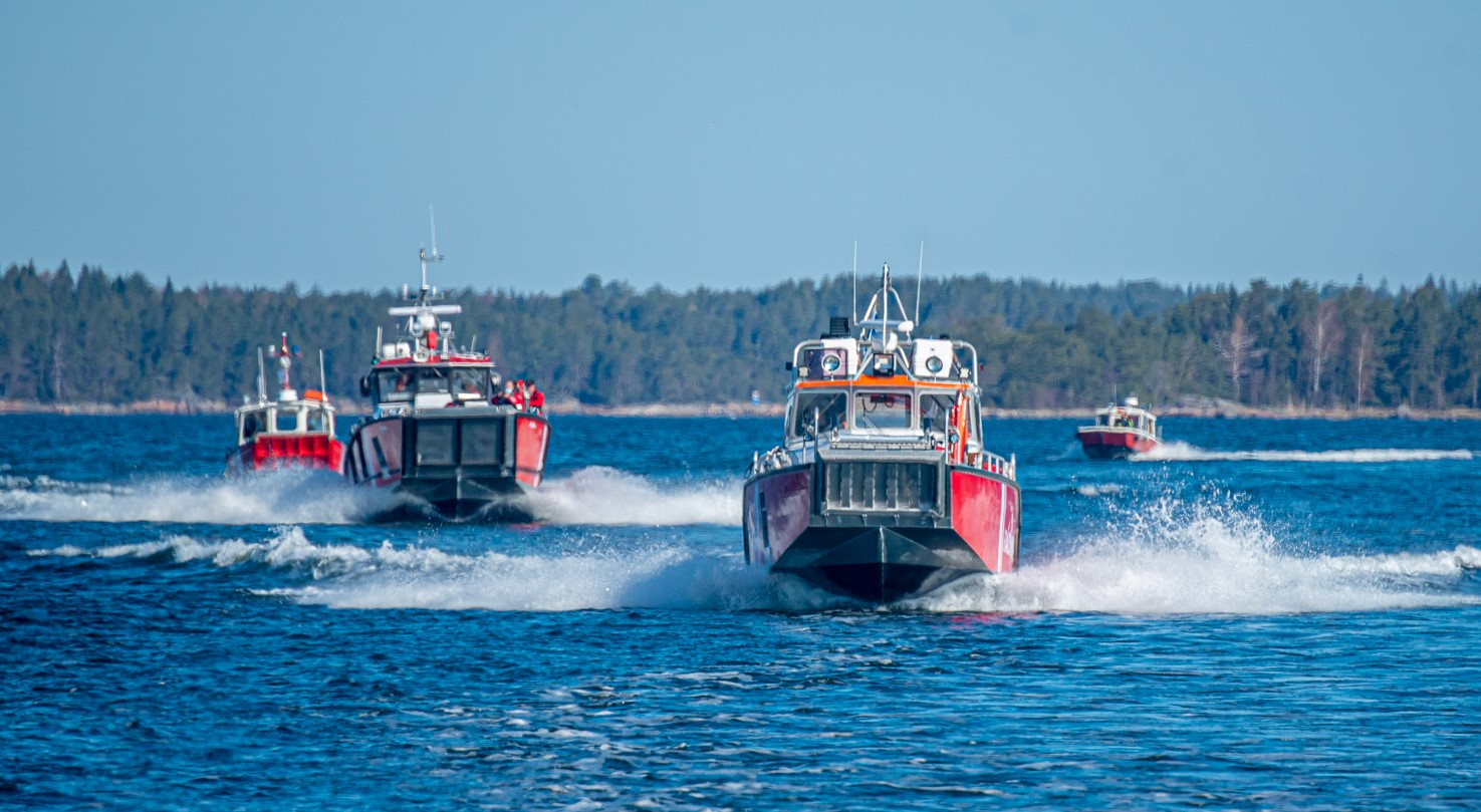 V-S pelastuslaitoksen veneet ajamassa Turun saaristossa.
