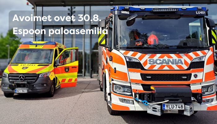 ambulanssi ja paloauto paloaseman pihalla. teksti avoimet ovet 30.8. Espoon paloasemilla.