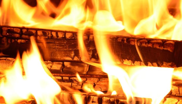 Tuli palaa tulisijassa