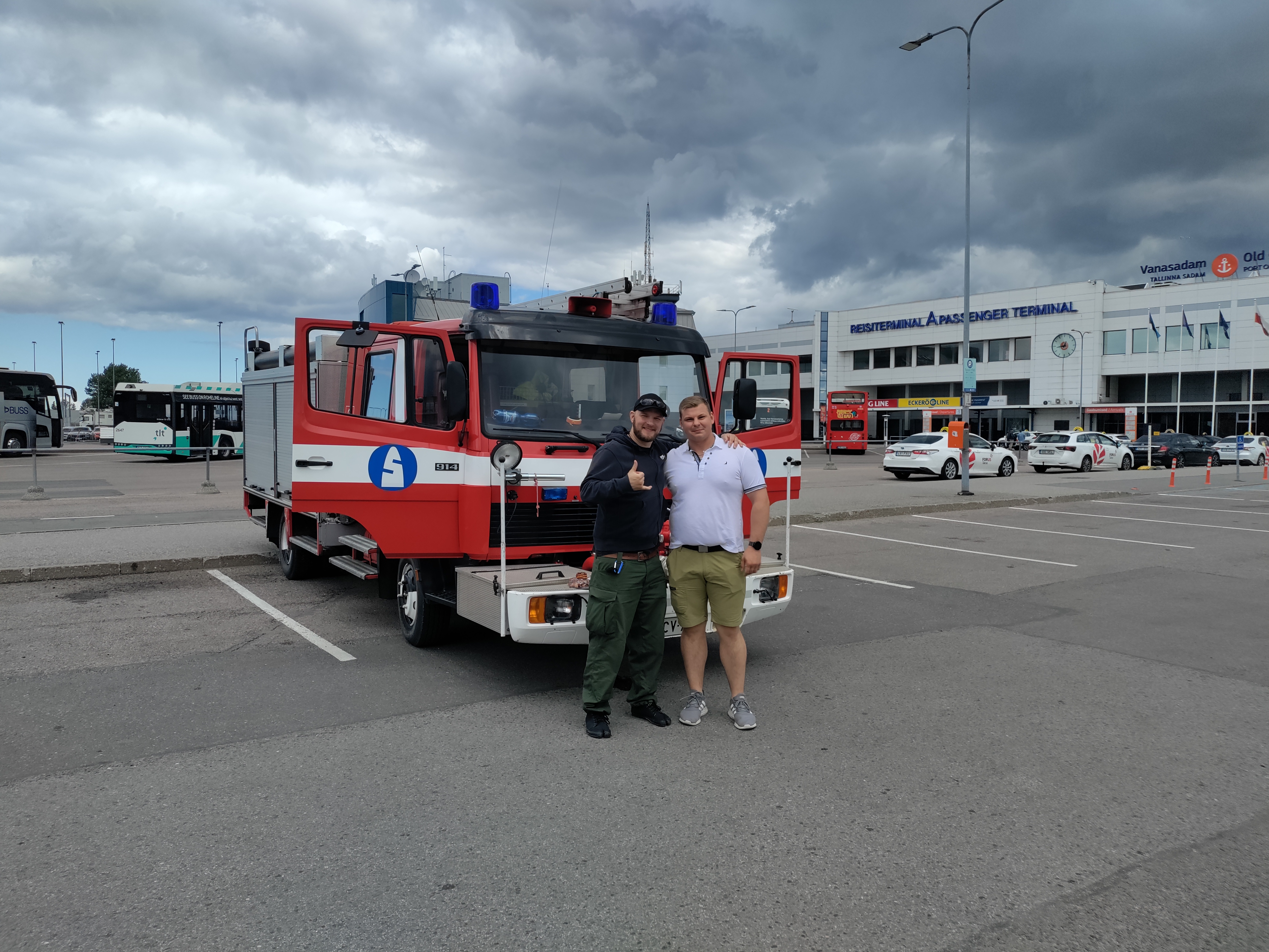Vanha Suomen Sokerin sammutusauto ja kaksi pelastajaa LÄnsi-Uudenmaan pelastuslaitokselta laivaterminaalissa lähdössä Ukrainaa kohti.