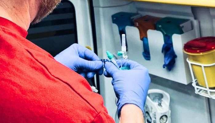 lääkkeen valmistelua ambulanssissa