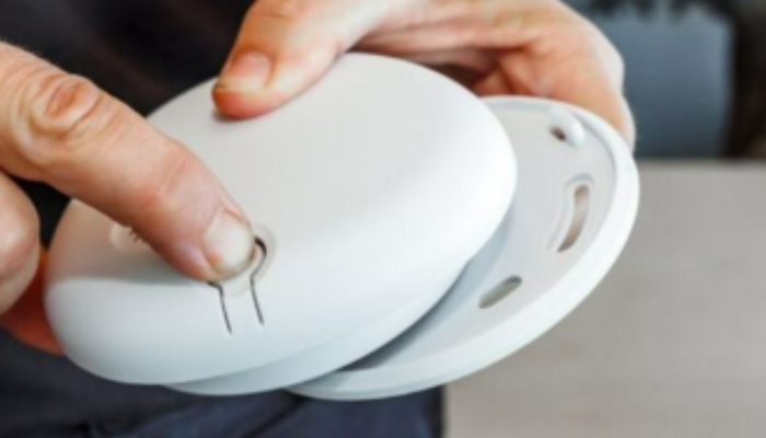 palovaroitin kädessä