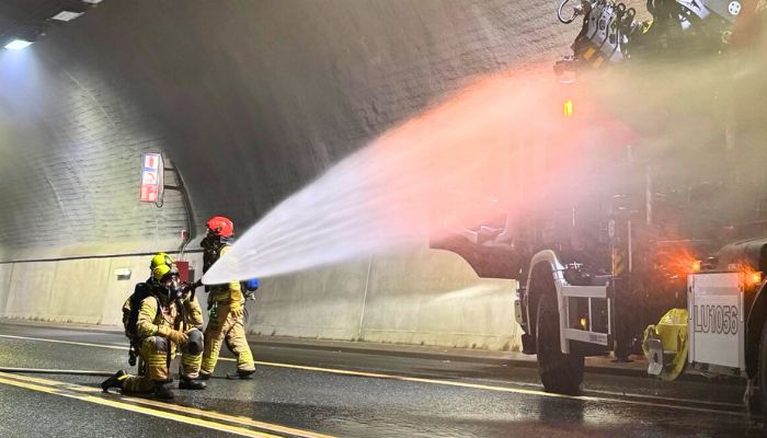 Brandmän övar räddning i Jättebergs tunnel.