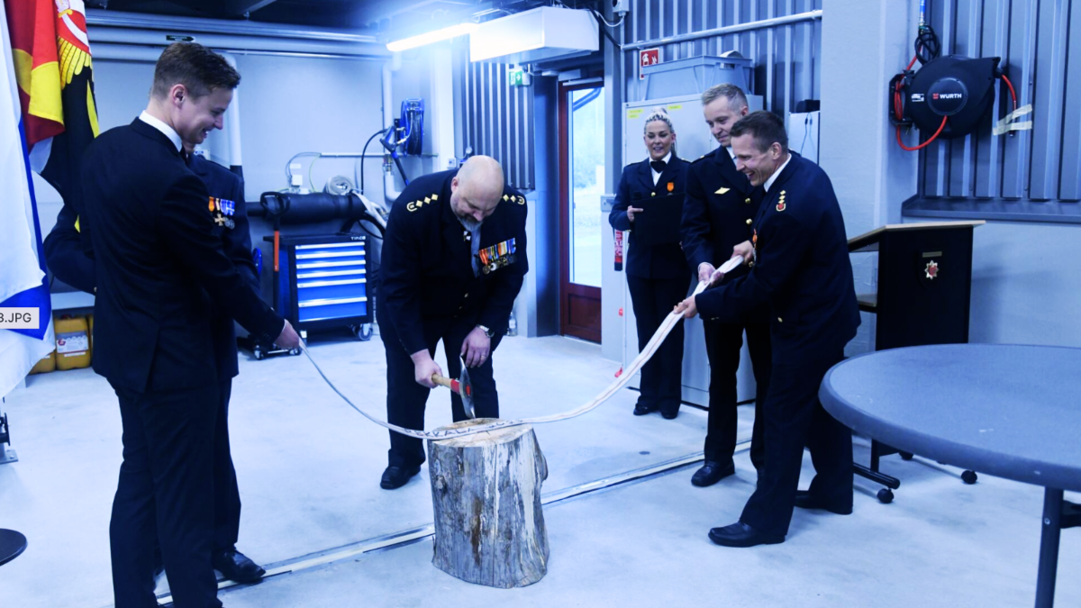 Neljän henkilöä pöllin ympärillä.