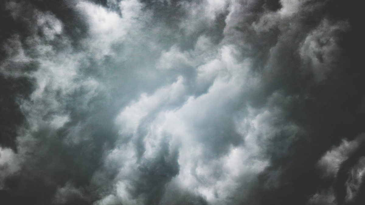 Taivaalla on myrskypilviä.