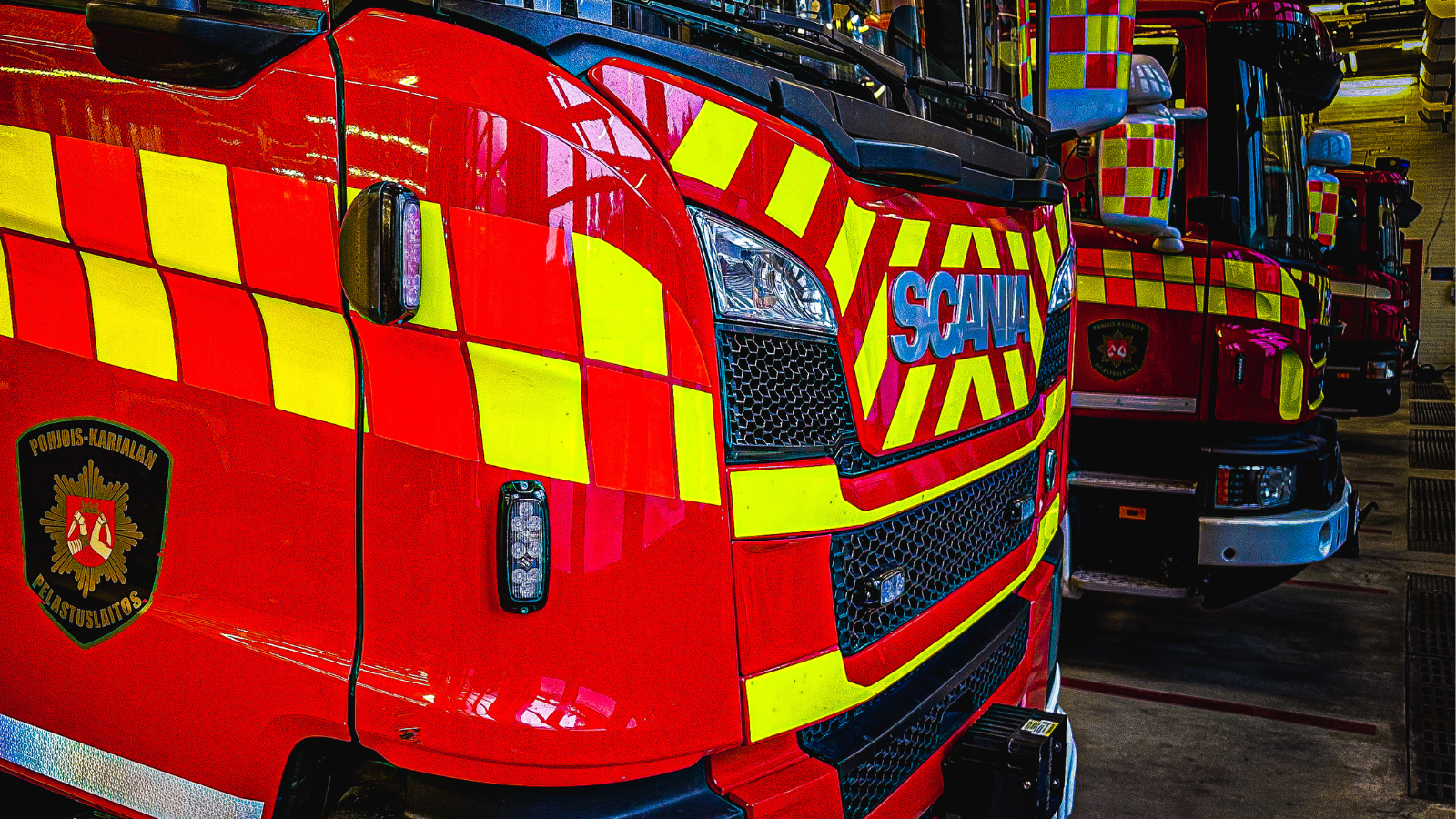 Hälytysajoneuvo hallissa.