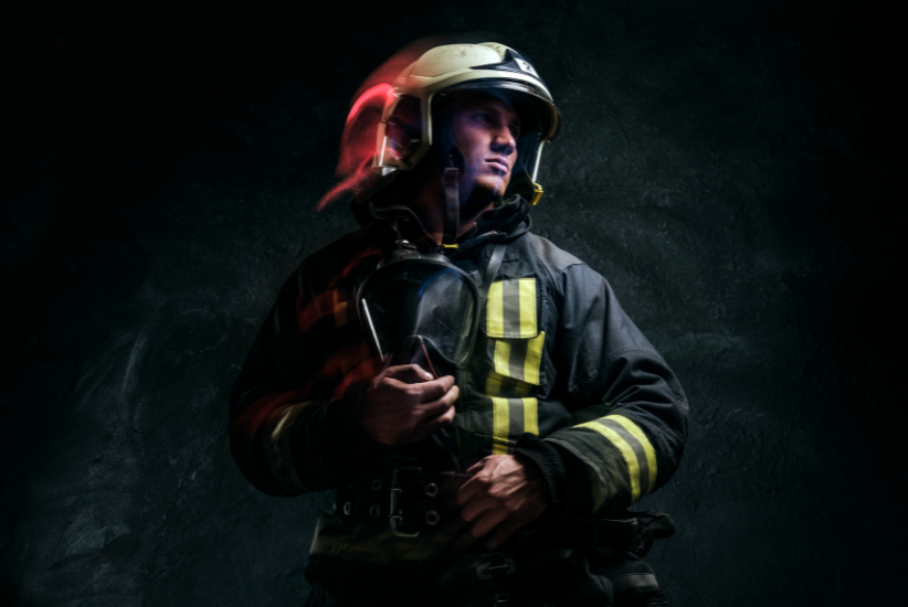 Pelastaja seisoo sammutusvarustuksessa.