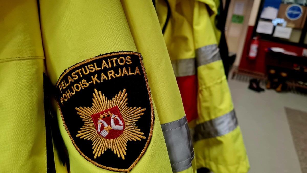 Ensihoitajan takki naulakossa