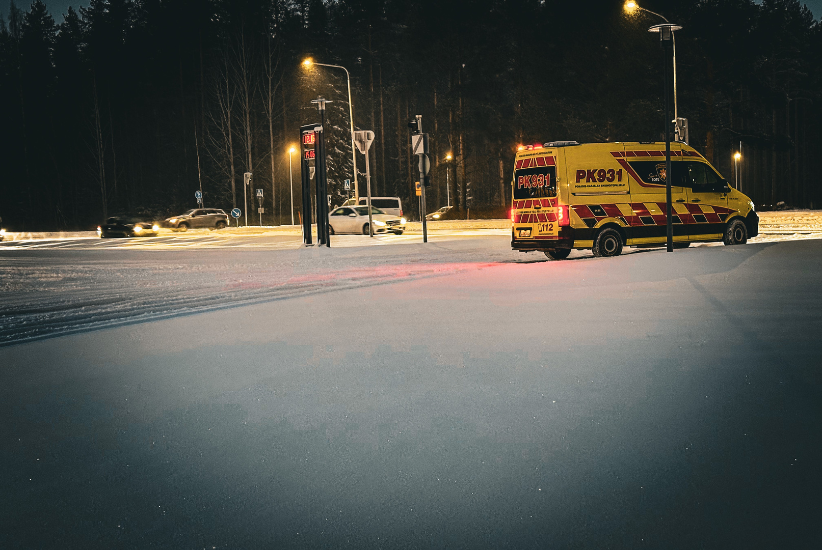 Ambulanssi kääntymässä pelastusaseman pihalta.