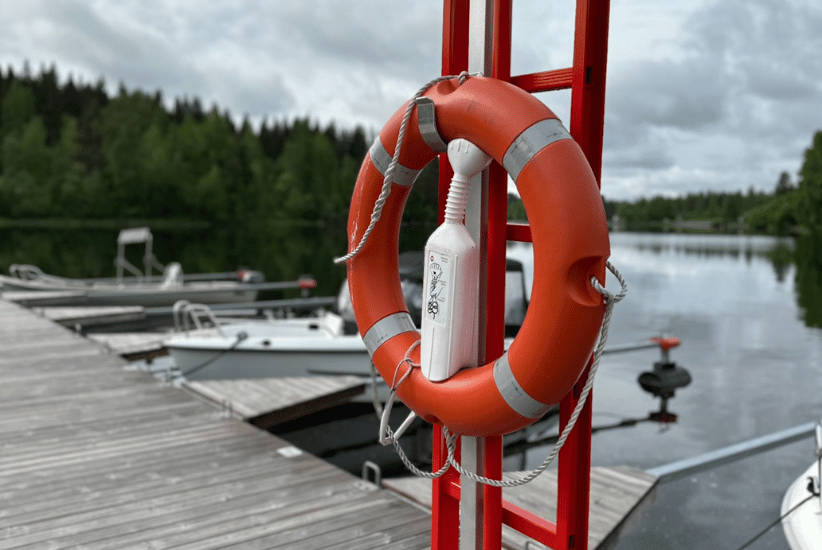 Pelastusrengas kiinnitettynä tikkaisiin laiturilla.