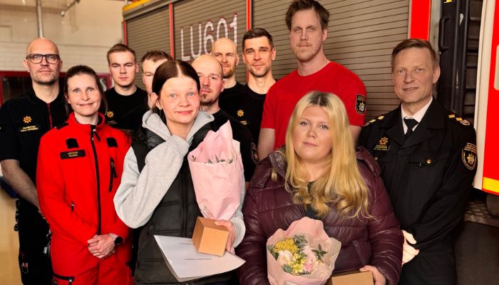 Veera, Aada ja Lohjan paloaseman työvuoroa, taustalla paloauto