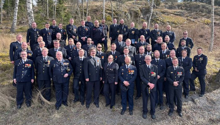 Sopimuspalokuntien ja pelastuslaitoksen ihmisiä ryhmäkuvassa ulkona.