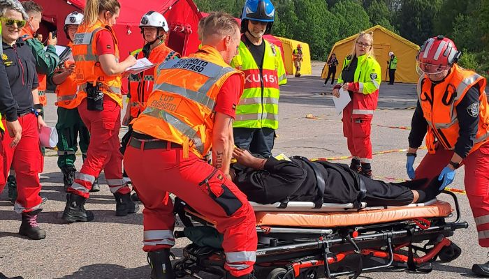 ensihoitajat ja pelastajat harjoittelevat onnettomuustilanteessa toimimista