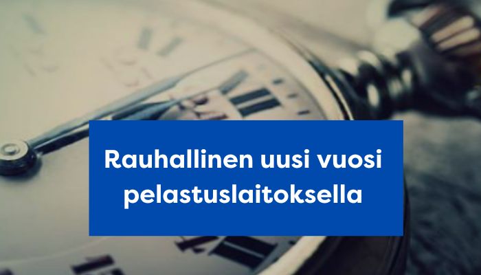 taustalla kello, joka lyö kaksitoista. Etualalla teksti: rauhallinen uusi vuosi pelastuslaitoksella