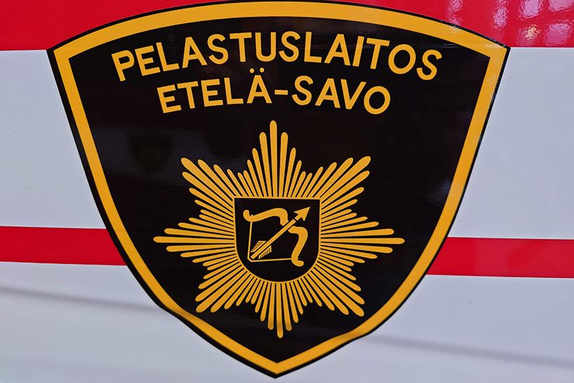 Kuvituskuva: Etelä-Savon pelastuslaitoksen logo auton kyljessä.