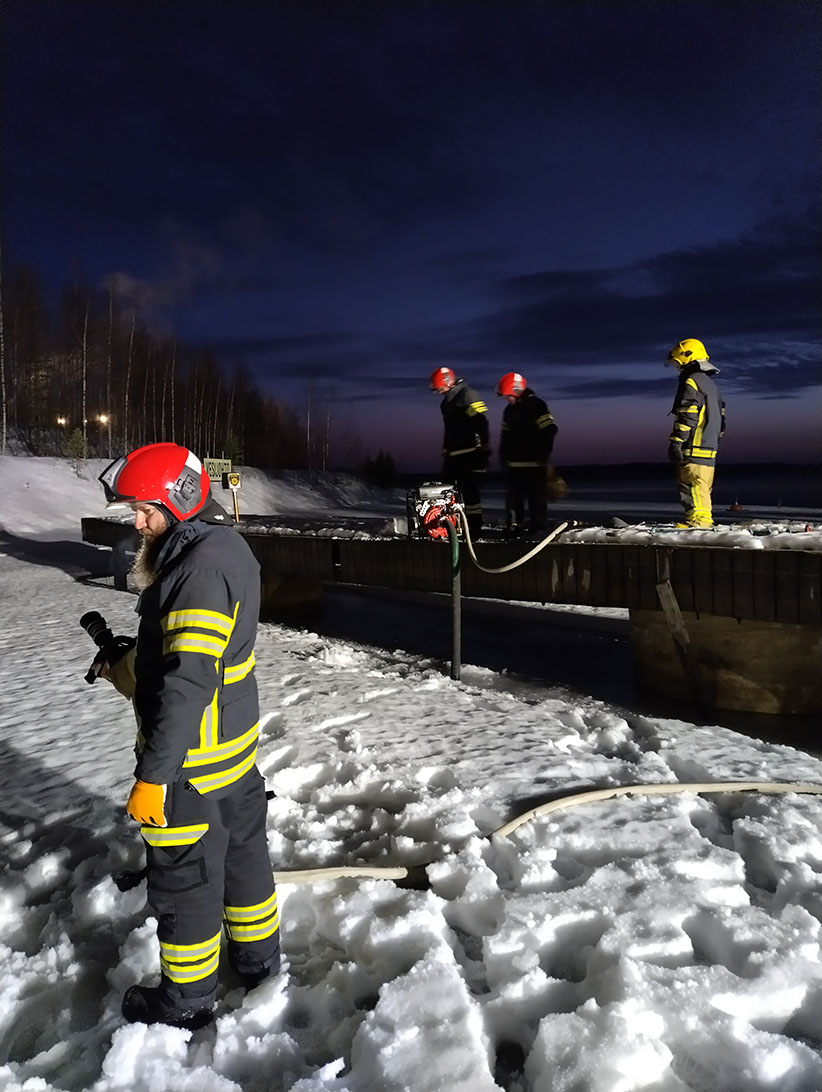 Kuvituskuva: Punkaharjun sopimuspalokuntalaisia talvisessa harjoituksessa.