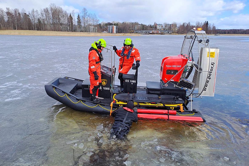 Pelastajat harjoittelevat kellunta-asuissa hydrokopterilla hyvin heikoissa jääolosuhteissa.