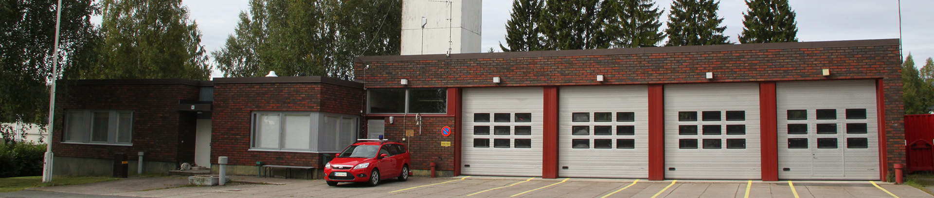 Juvan punatiilinen paloasema, jossa vasemmalla toimistotilat ja oikealla kalustohalli isoine nosto-ovineen.