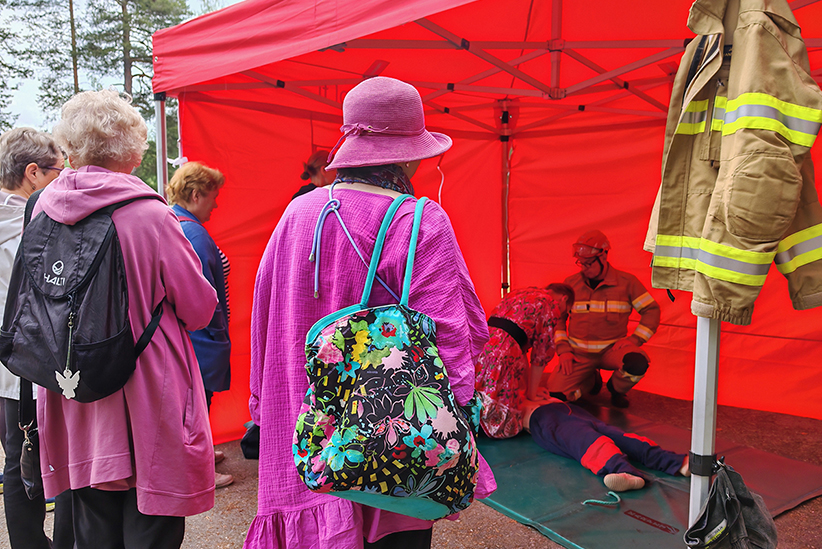 Asukkaita seuraamassa pelastajan antamaa ensiapuopastusta Jäppilän turvallisuuspäivillä.