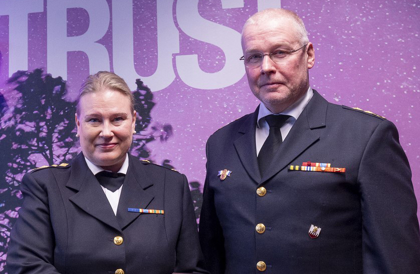 Pauliina Eskola ja Seppo Lokka pelastustoimen virka-asuissa.