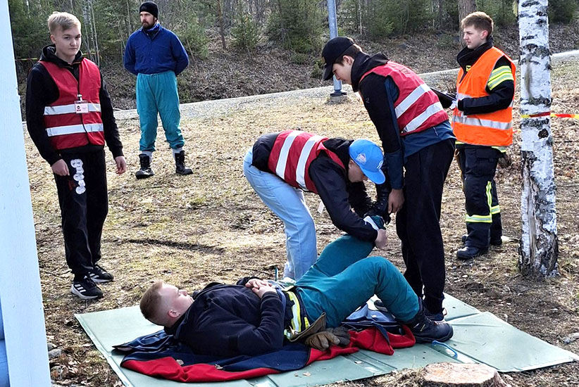Mertalan koulun joukkue kisaamassa ensiaputehtävärastilla.