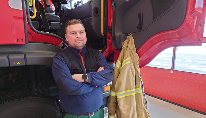  Mäntyharjun sopimuspalokuntaan kuuluva Ismo Pirskanen seisoo paloauton vieressä. 