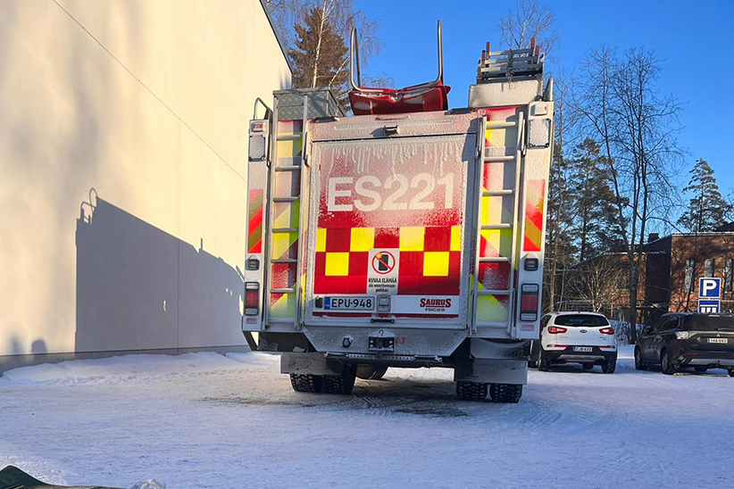 Kuvituskuva: Mäntyharjun paloaseman paloauto aseman pihalla aurinkoisena talvipäivänä.