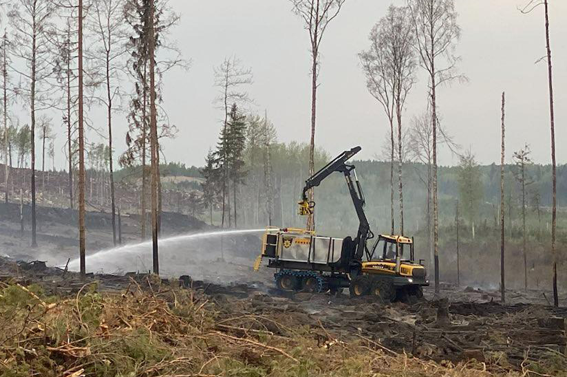 Metsäpalonsammutuskone sammuttamassa maastopaloa.