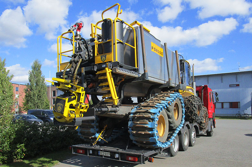 Metsäpalonsammutuskone "Mörkö", joka on rakennettu metsäkoneen alustalle. Kone on kuvassa kuljetuslavetilla paloaseman pihalla.