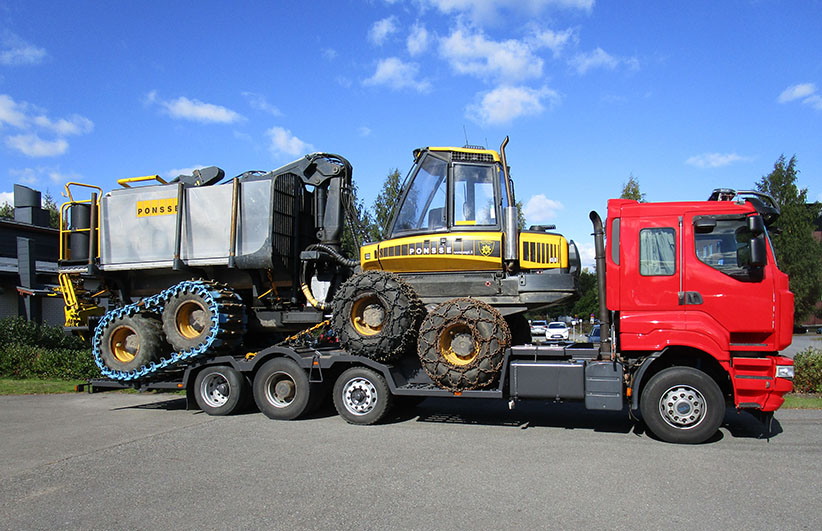 Metsäpalojen sammutukseen suunniteltu sammutuskone Mörkö kuljetuslavetilla Mikkelin paloaseman edustalla.
