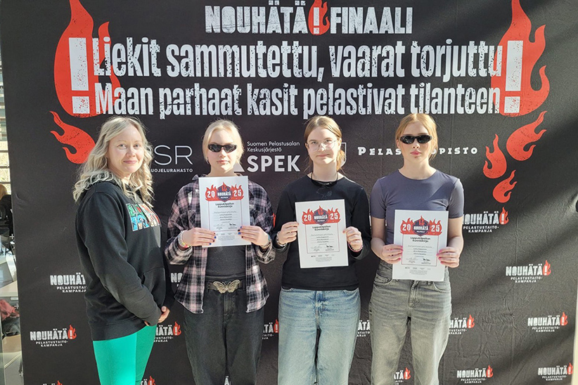 Pertunmaan koulun yhtenäiskoulun opettaja Maria Kapanen sekä joukkueen jäsenet Lotta Kapanen, Aino Räisänen ja Olivia Saukko poseeraavat palkintodiplomien kera.