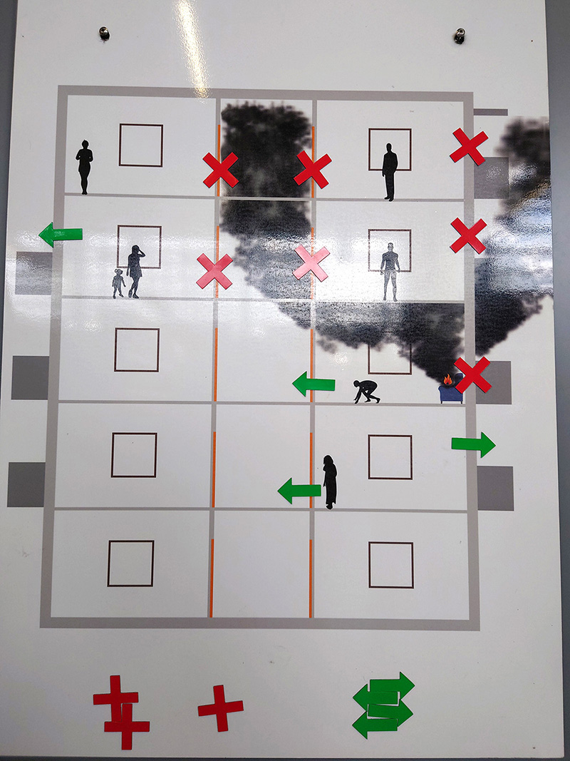 Kuvituskuva: Kerrostalon paloturvallisuustaulu. Savuiseen tilaan ei pidä mennä. Jos tulipalo on omassa asunnosta, sieltä tulee poistua turvallista reittiä pitkin.