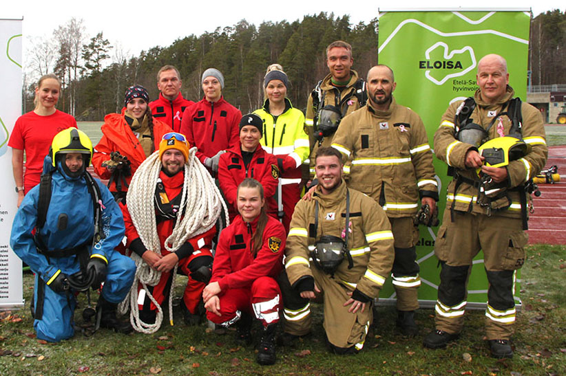 Pelastajia ja ensihoitajia poseeraa varusteissaan ryhmäkuvassa, joka on otettu juoksun jälkeen.