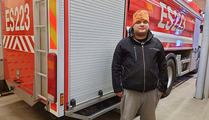  Pertunmaan sopimuspalokuntaan kuuluva Atte Levänen seisoo paloauton vieressä. 