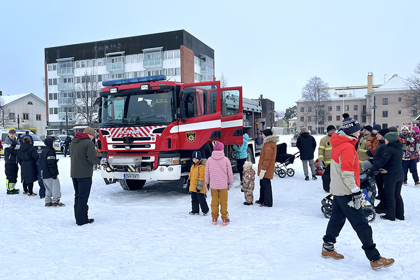 Pieksämäen sopimuspalokuntalaiset olivat kaluston kera tapaamassa asukkaita Pieksämäen torilla Päivä paloasemalla -päivässä.