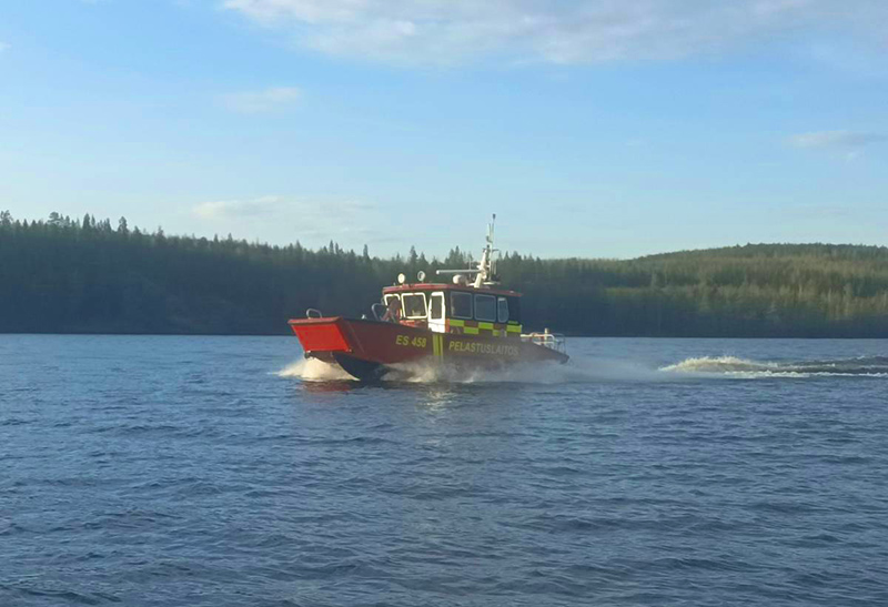 Enonkosken palokunnan pelastusvene RES458 ajamassa vauhdikkaasti järvellä.