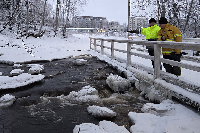 Hyydetulva nosti Rokkalanjoen vedenpinnan lähes kävelysillan korkeudelle.