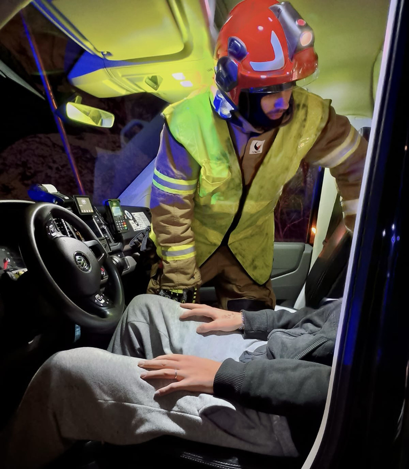 Pieksämäen sopimuspalokuntalainen auttamassa loukkaantunutta tieliikennepelastusharjoituksessa.